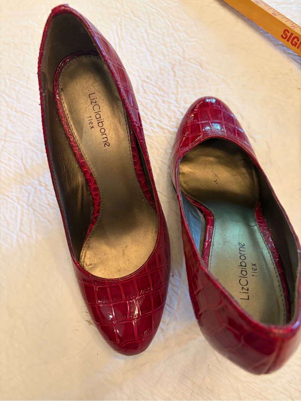 Liz Claiborne Red Croc-Embossed Women's Pumps. Worn Twice. - Picture 3 of 3